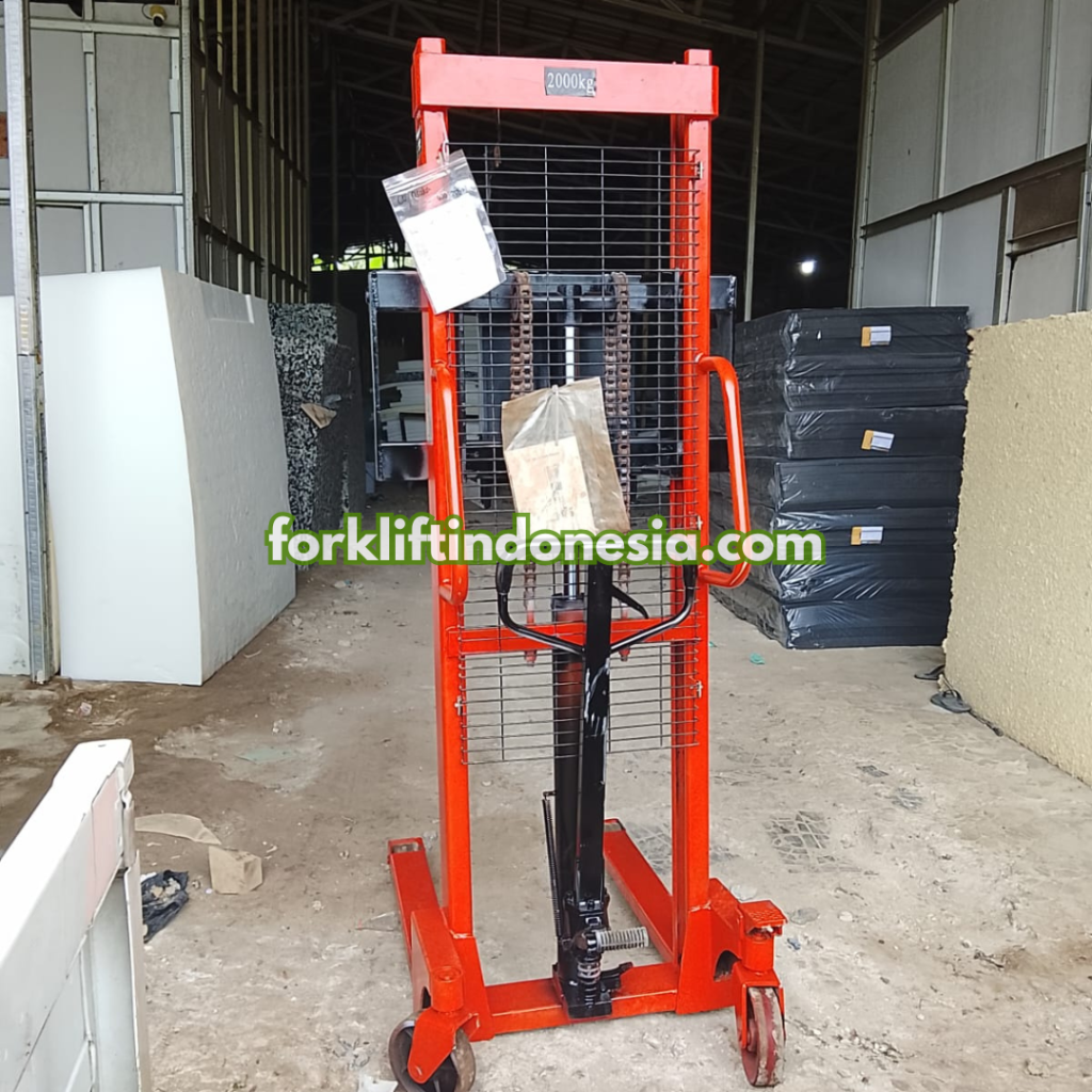 Selain memperbaiki hidrolik yang ngempos, service hand stacker melayani penggantian roda yang sudah menipis