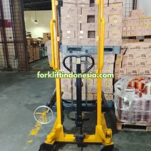 Service hand forklift Cikarang dengan penggantian roda yang rusak